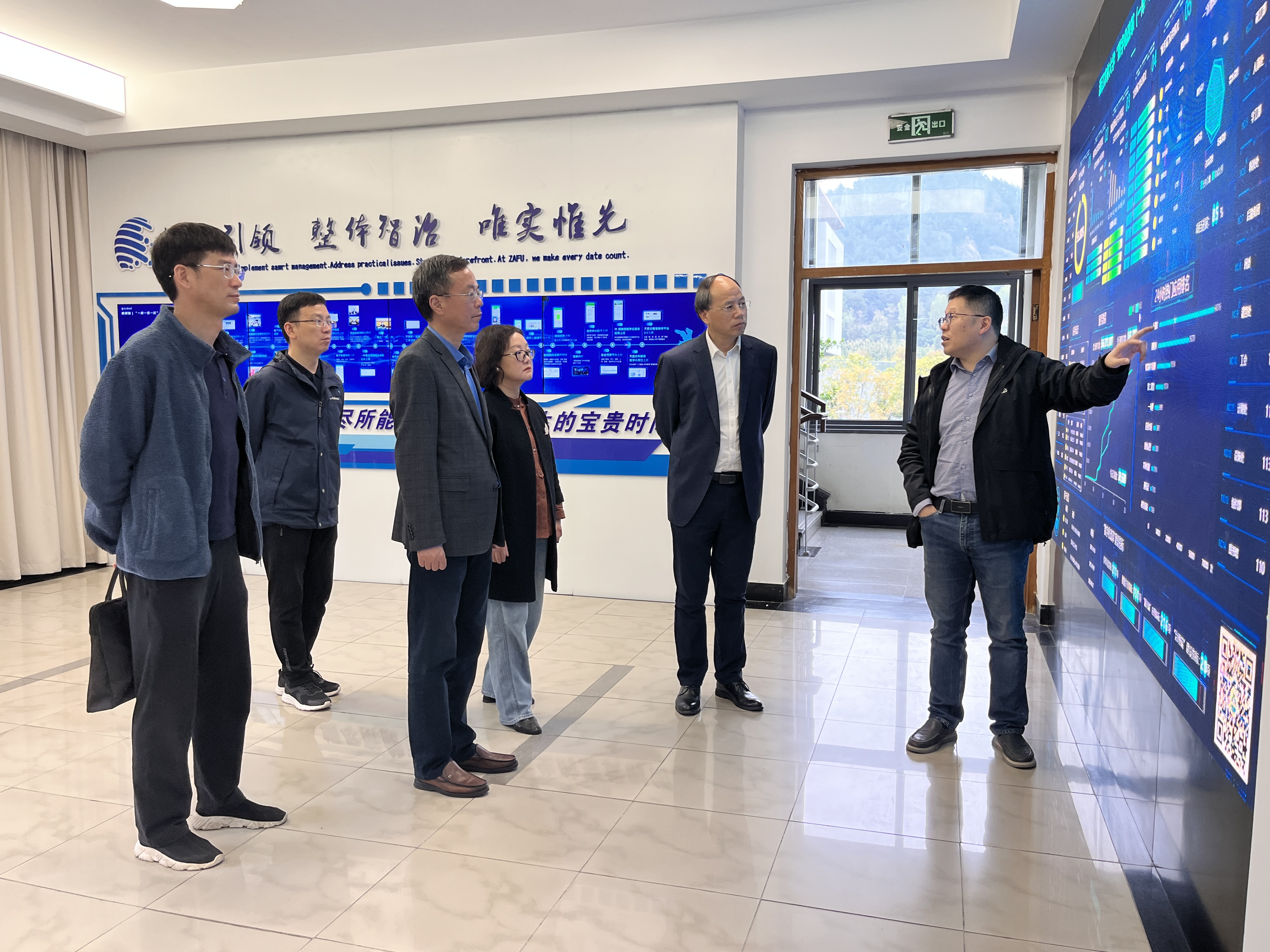 铜陵学院党委委员、副校长夏美武一行到信息中心调研-信息与教育技术中心
